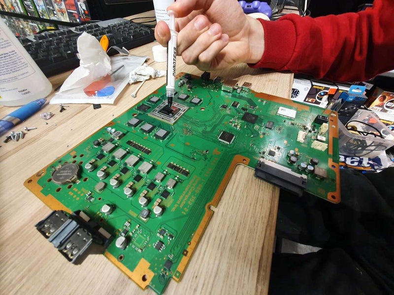 Playstation 4 konsolin puhdistus ja l&auml;mp&ouml;tahnojen vaihto